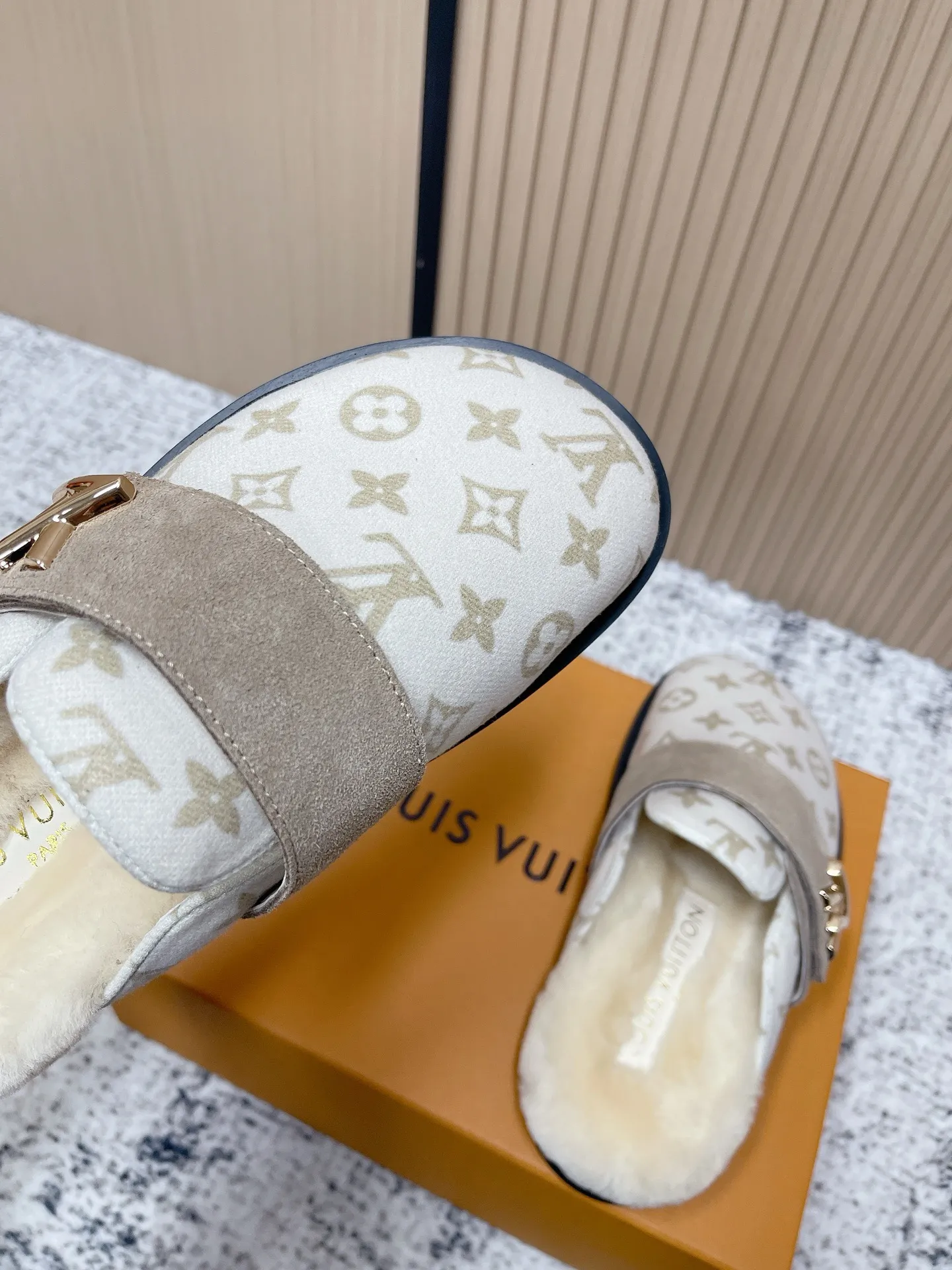 [L Home] P: 500💰 Size: 35-46 (female 40.41, male 45 46 custom-made) Top version Louis vuitton Lv top version LV couple's wool slippers New couple's Birkenstock slippers Cute and loveable, the foot feel is not too good Simple and high-end Sling-hee design Ready to wear and go Good news for lazy people Upper imported cowhide/imported old floral cloth Original hardware buckle, original molded high-density foam outsole Fabric: Yangjing/classic jacquard fabric Lining: imported wool lining Sole: original foam combination sole